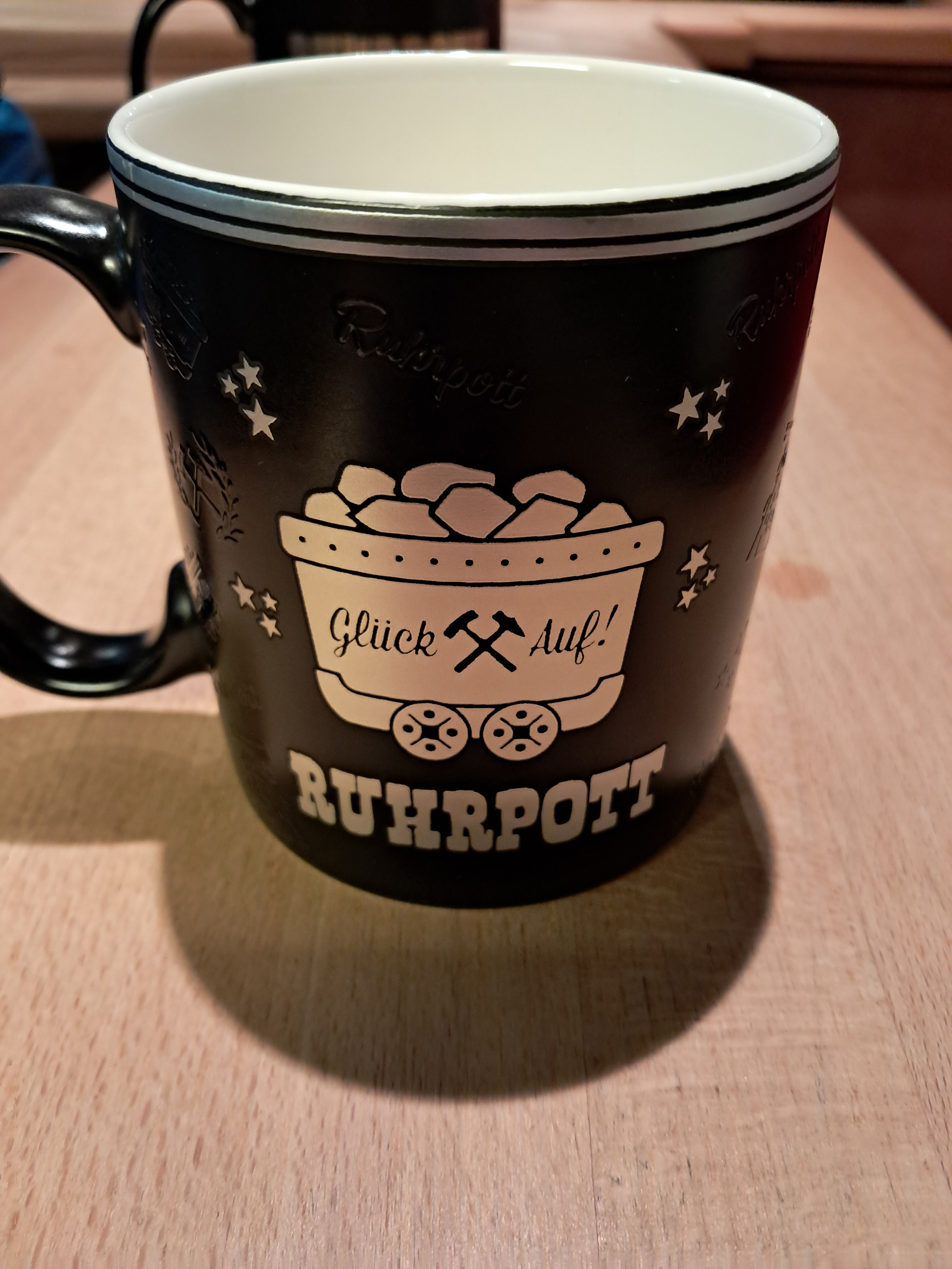 Ruhrpott Tasse,  Durchmesser von 8 cm und einer Höhe von 10 cm , Farbe schwarz mir silber.