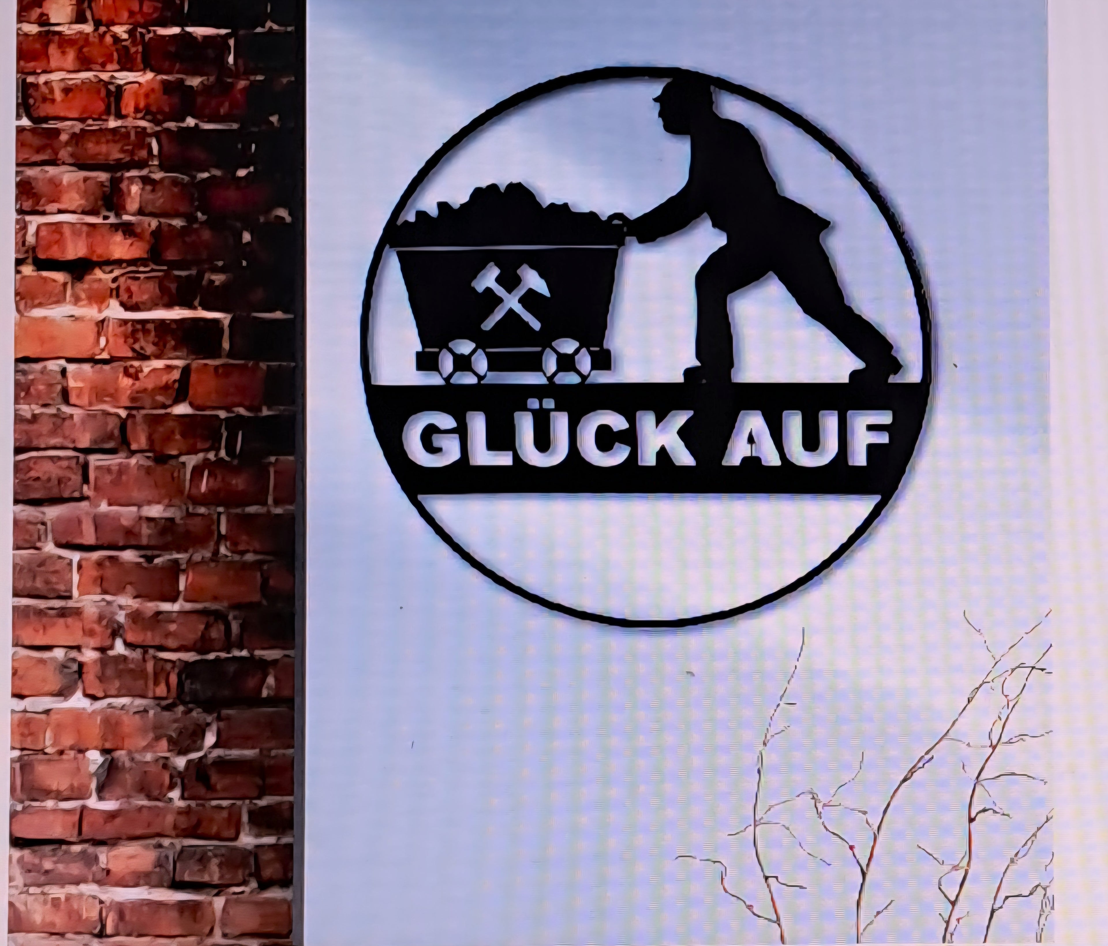 Wandrelief rund „Glück Auf“