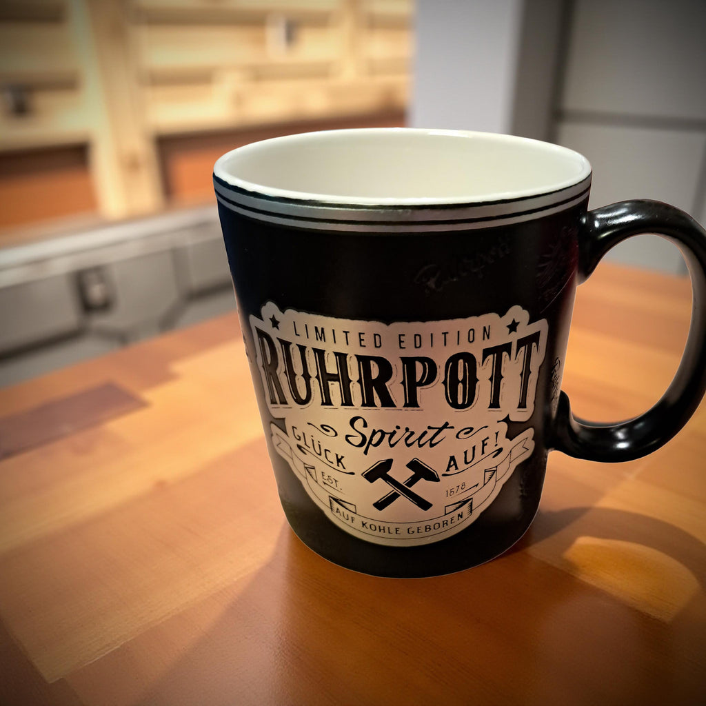 Ruhrpott Tasse,  Durchmesser von 8 cm und einer Höhe von 10 cm , Farbe schwarz mir silber.